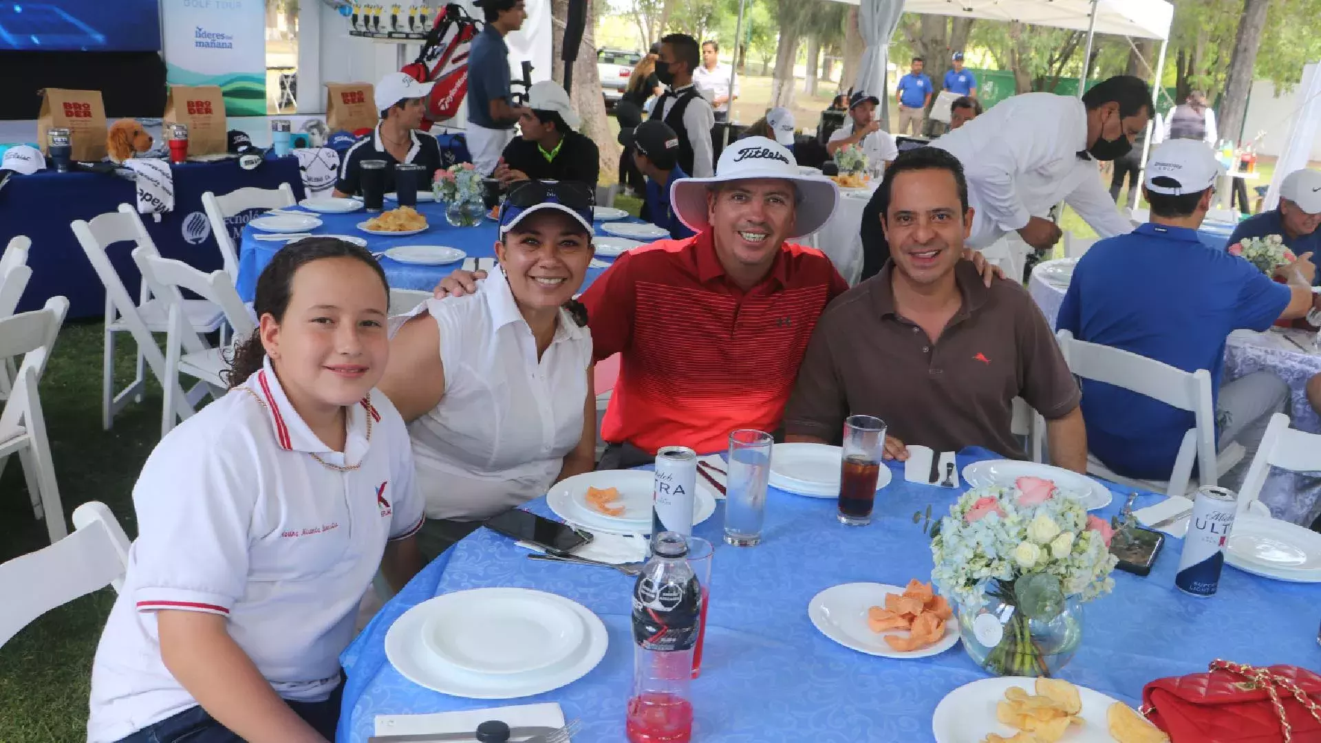 Algunos de los competidores y sus familias desayunando