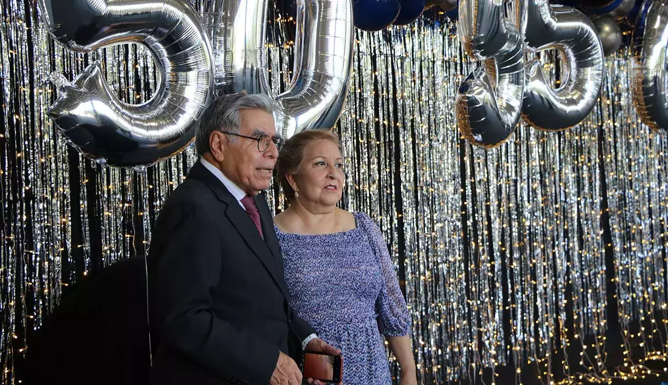 Durante el evento los invitados disfrutaron de una cena en convivencia.