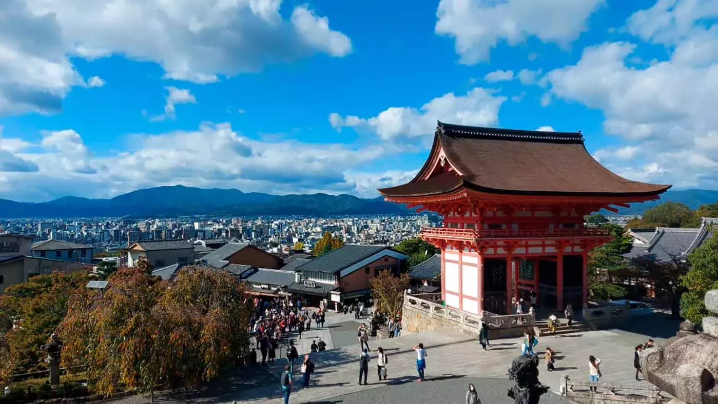 Alumnos de Tec Guadalajara plasman cultura japonesa en arte visual.