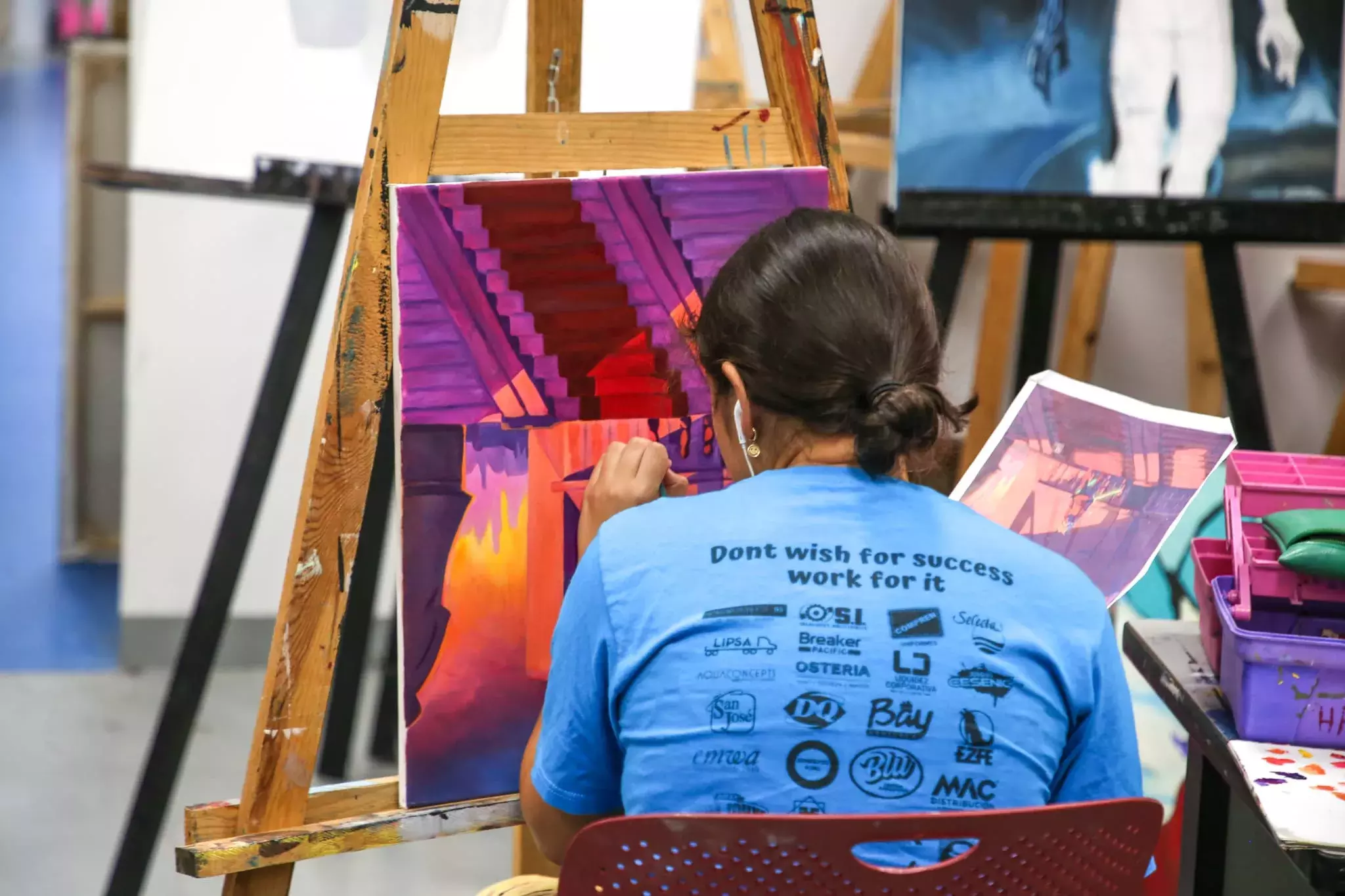 Estudiante pintando un cuadro en Sonora Norte