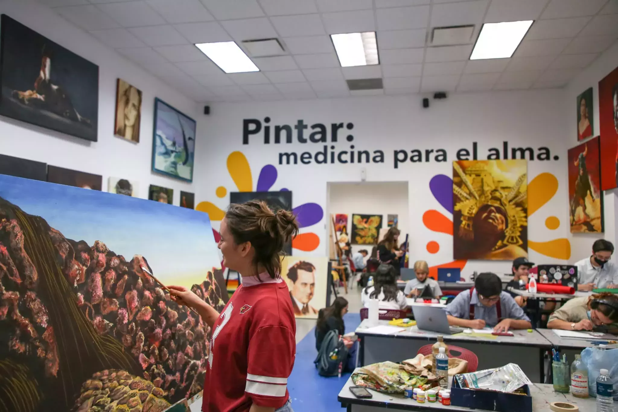 Vista amplia de la sala de artes del Tec campus Sonora Norte