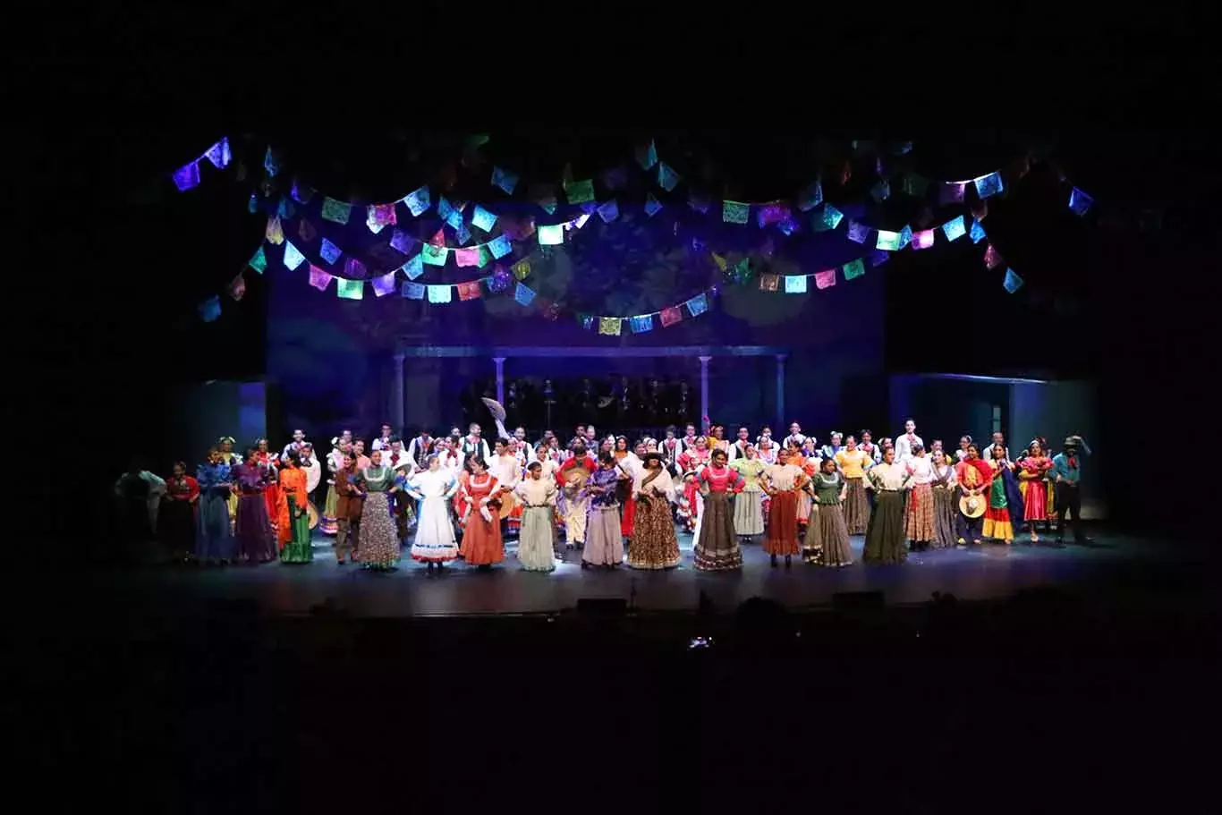 Baile folclórico de Jalisco en el espectáculo de Estampas de México del Tec Guadalajara.