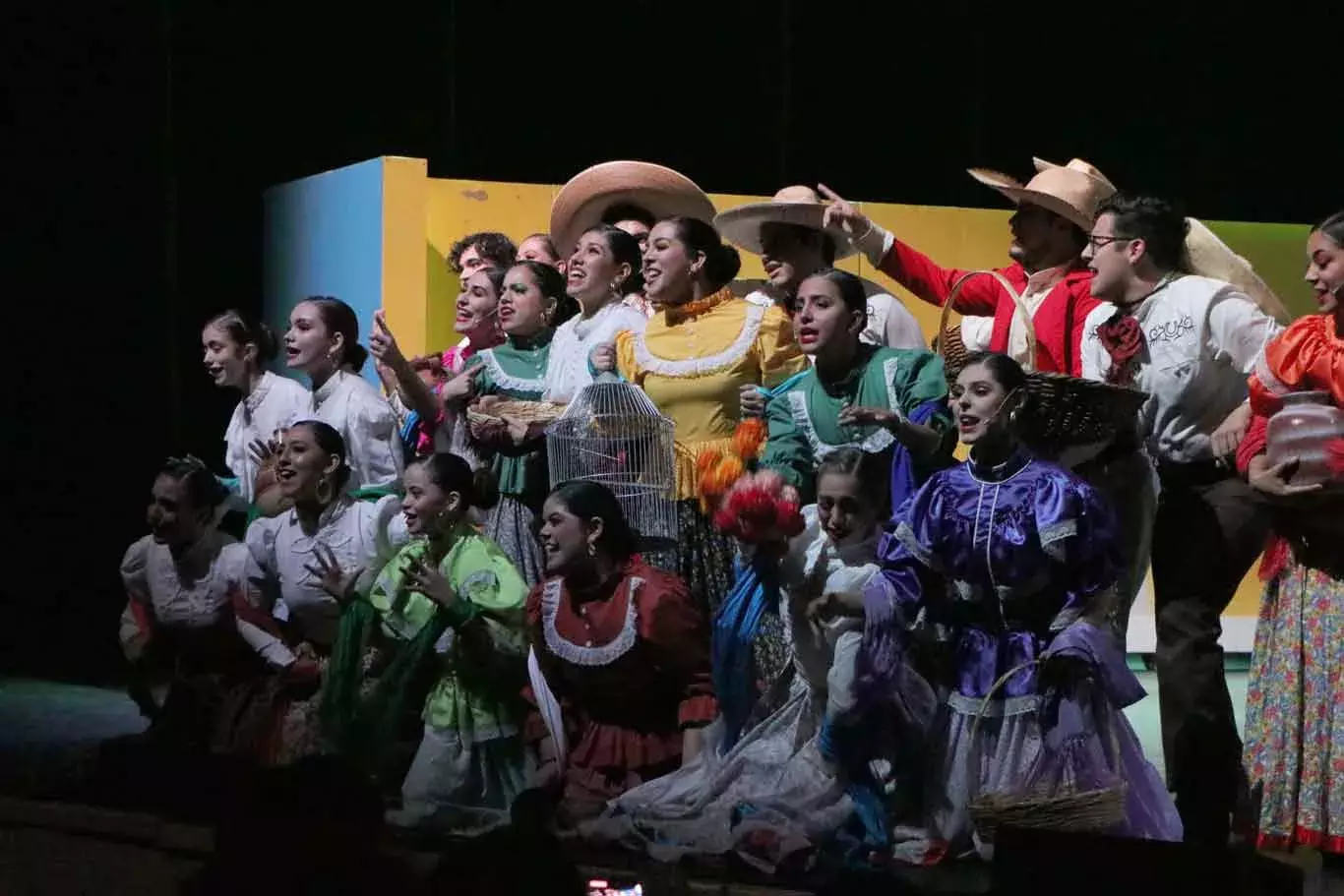 Baile folclórico de Jalisco en el espectáculo de Estampas de México del Tec Guadalajara.