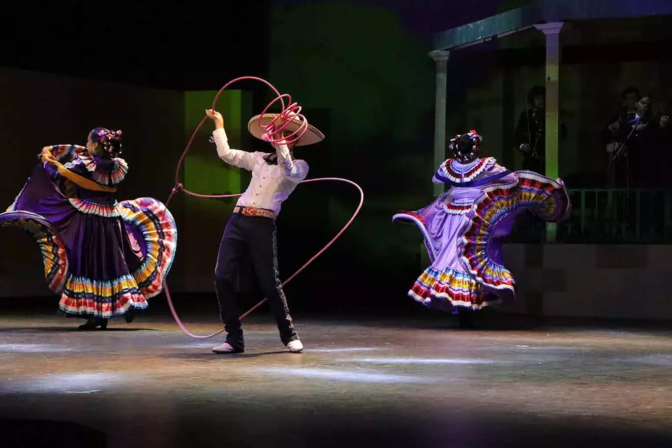 Baile folclórico de Jalisco en el espectáculo de Estampas de México del Tec Guadalajara.