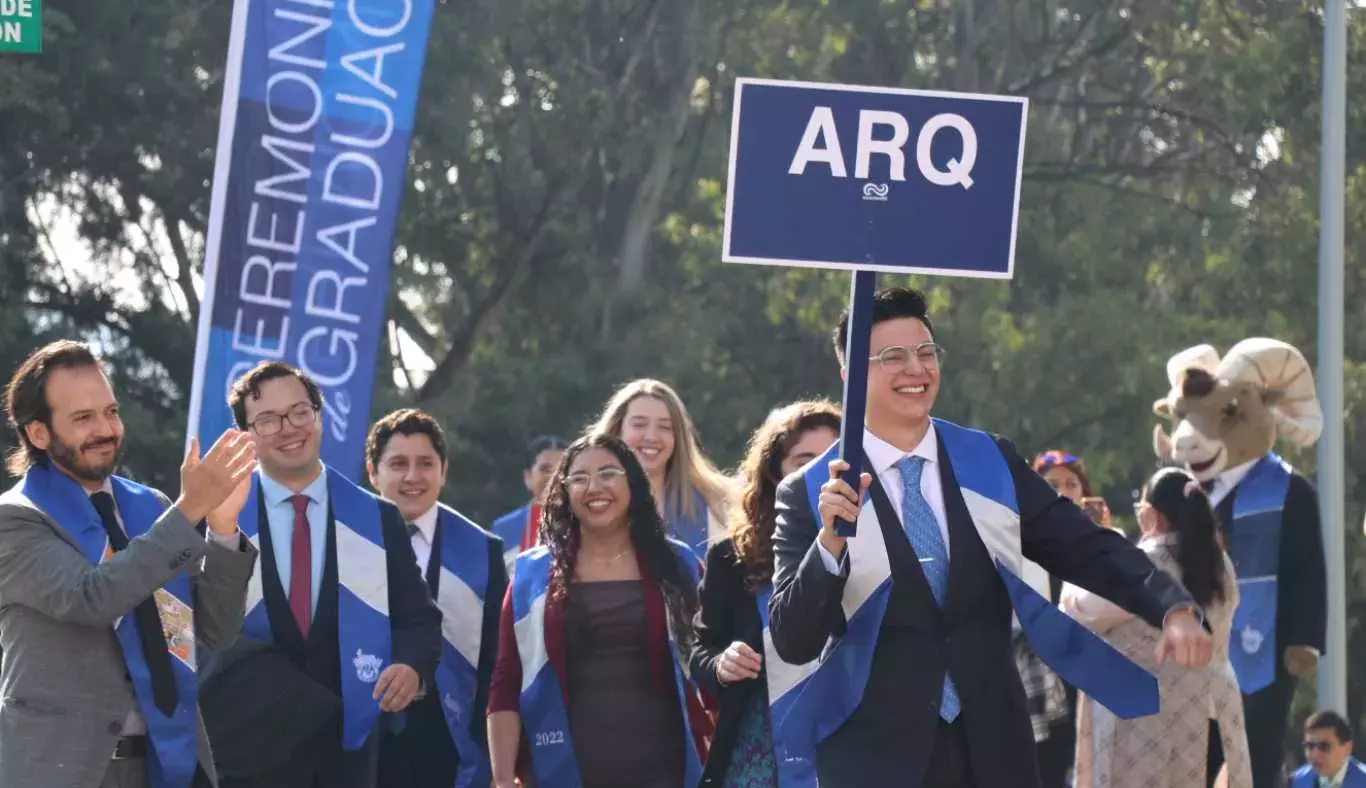 Grupo de egresados de la carrera de arquitectura de campus Estado de México