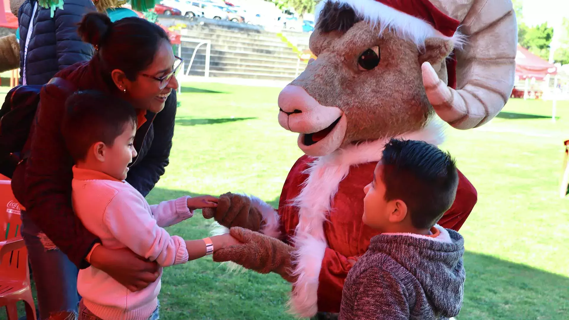 Niños disfrutando de Operación Santa