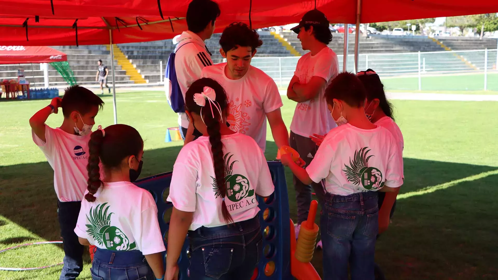 Niños disfrutando de Operación Santa