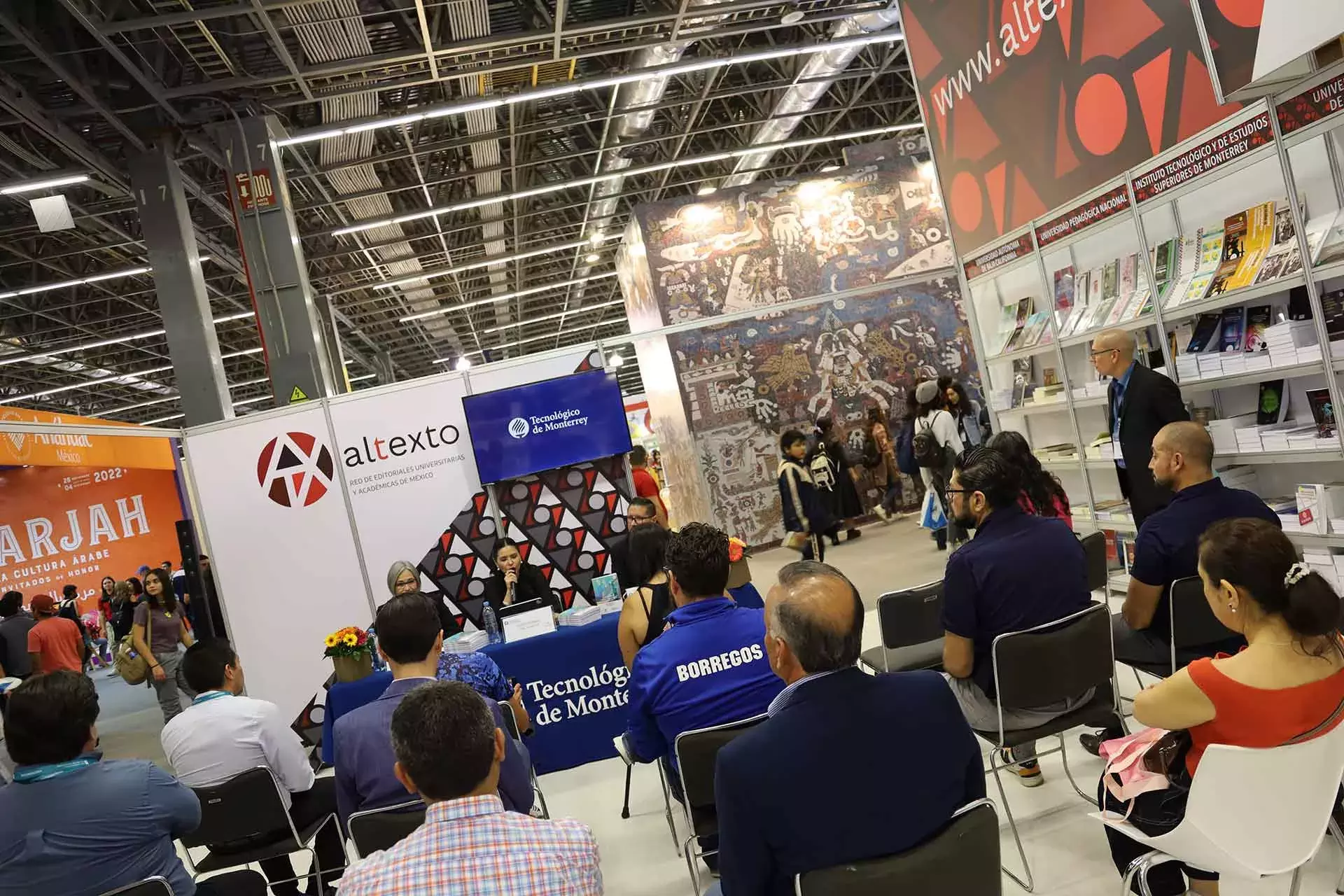 Presentan libro universidad cocredora del futuro en la FIL Guadalajara.