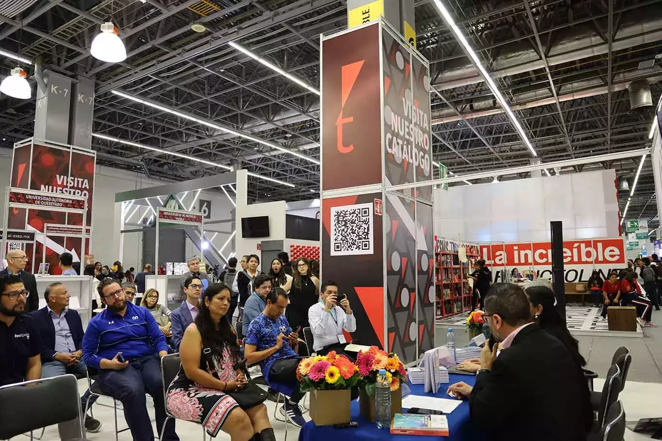 Presentan libro universidad cocredora del futuro en la FIL Guadalajara.