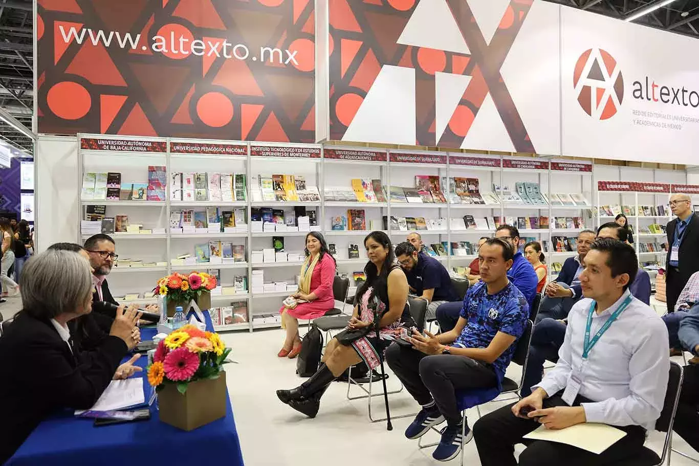 Presentan libro universidad cocredora del futuro en la FIL Guadalajara.