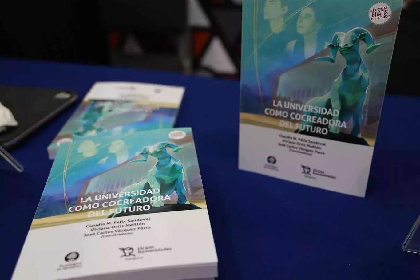 Presentan libro universidad cocredora del futuro en la FIL Guadalajara.