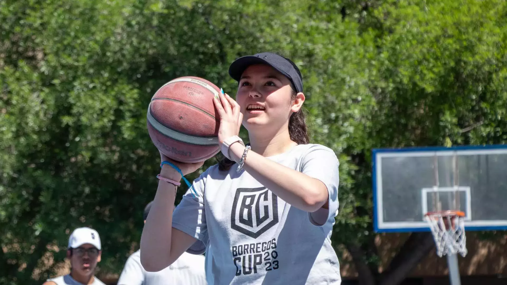 Chica jugando básquetbol