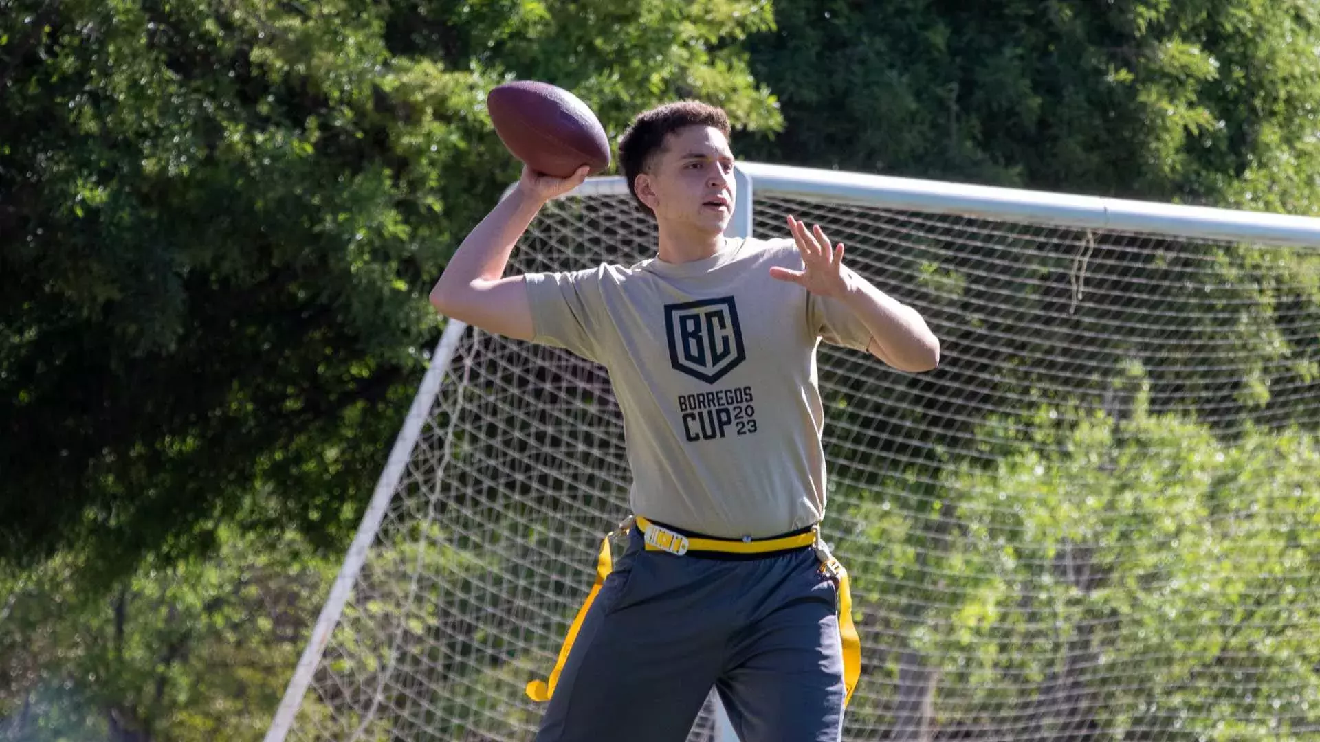 Joven en deporte lanzando balón de football