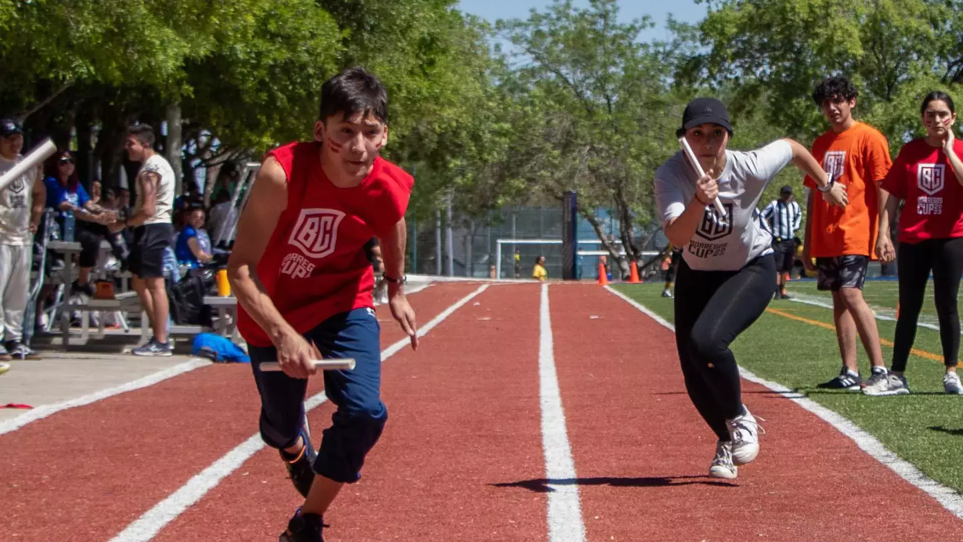 Jóvenes en carrera de atletismo