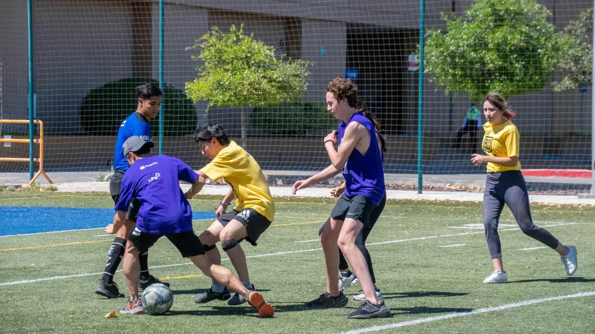 Jovénes en partido de soccer