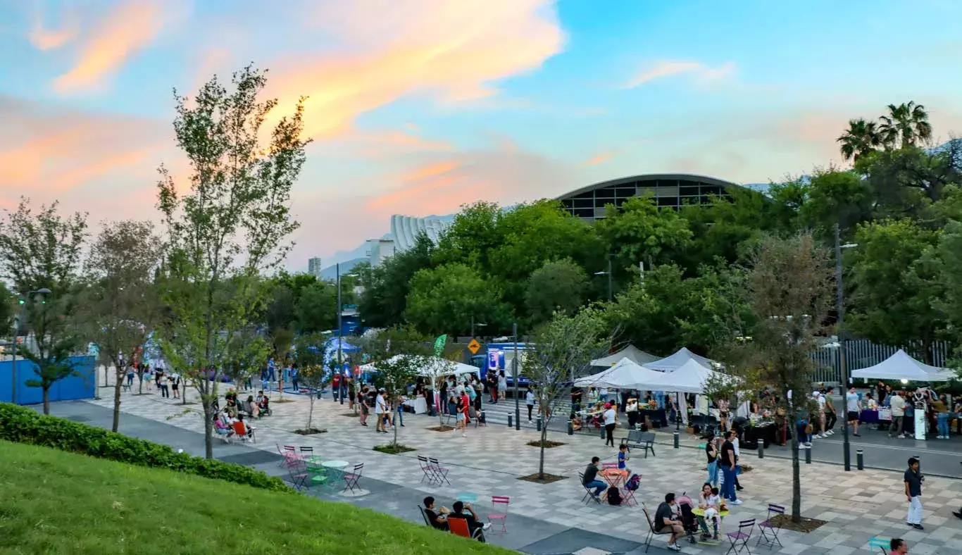 La avenida Junco de la Vega lució con gran presencia de familias, amigos y vecinos.