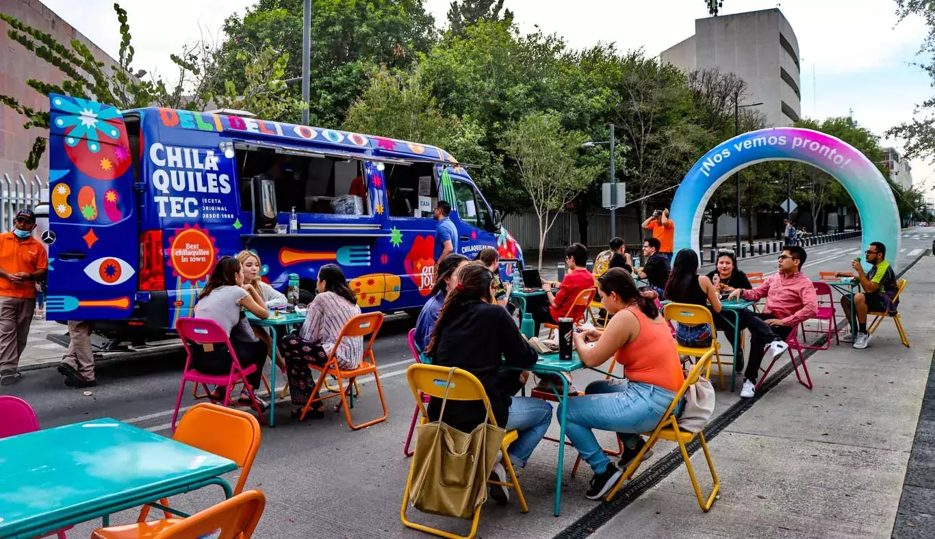 Gente comiendo sobre avenida Junco de la Vega.