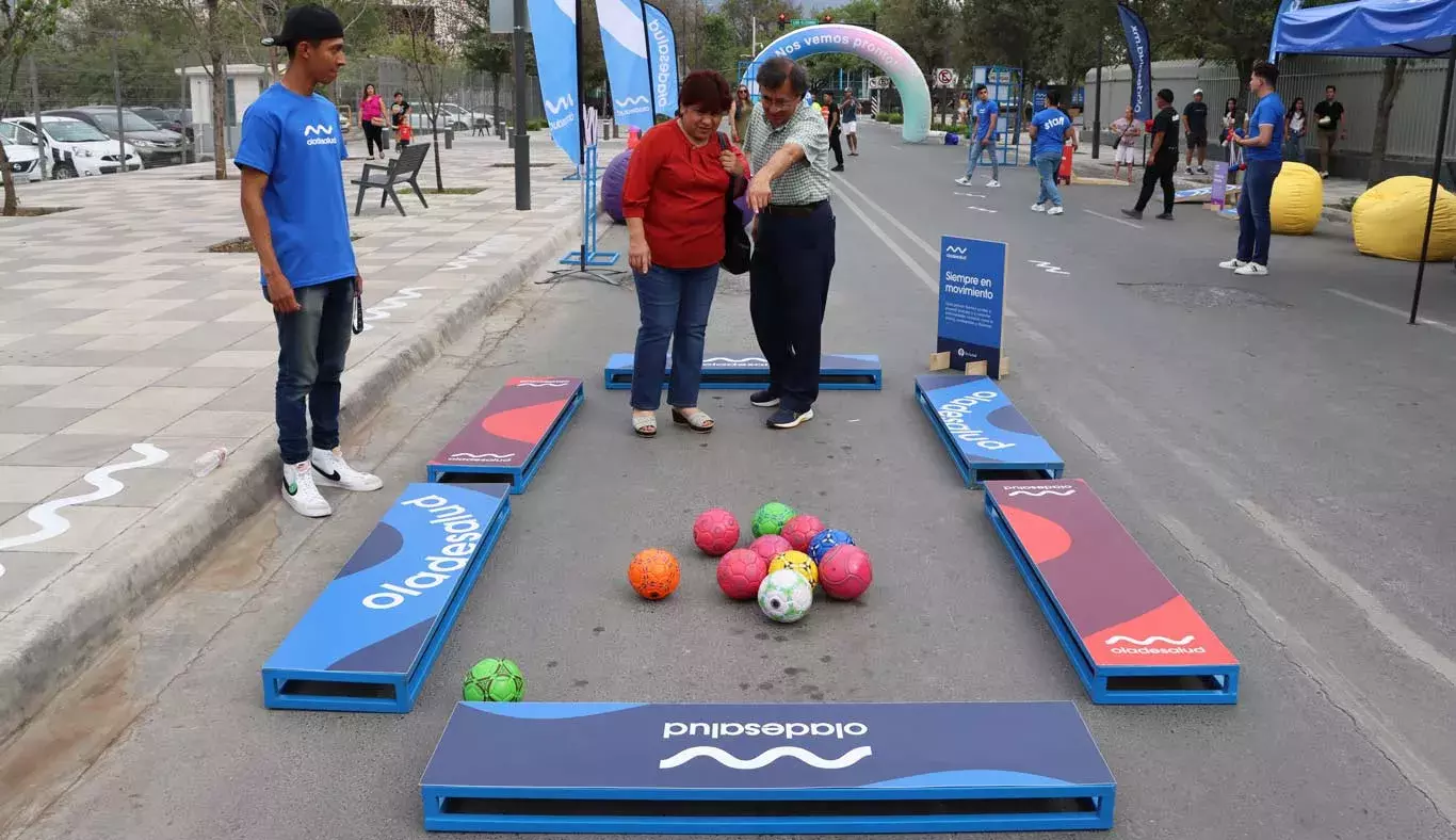 Un matrimonio disfruta de uno de los juegos.