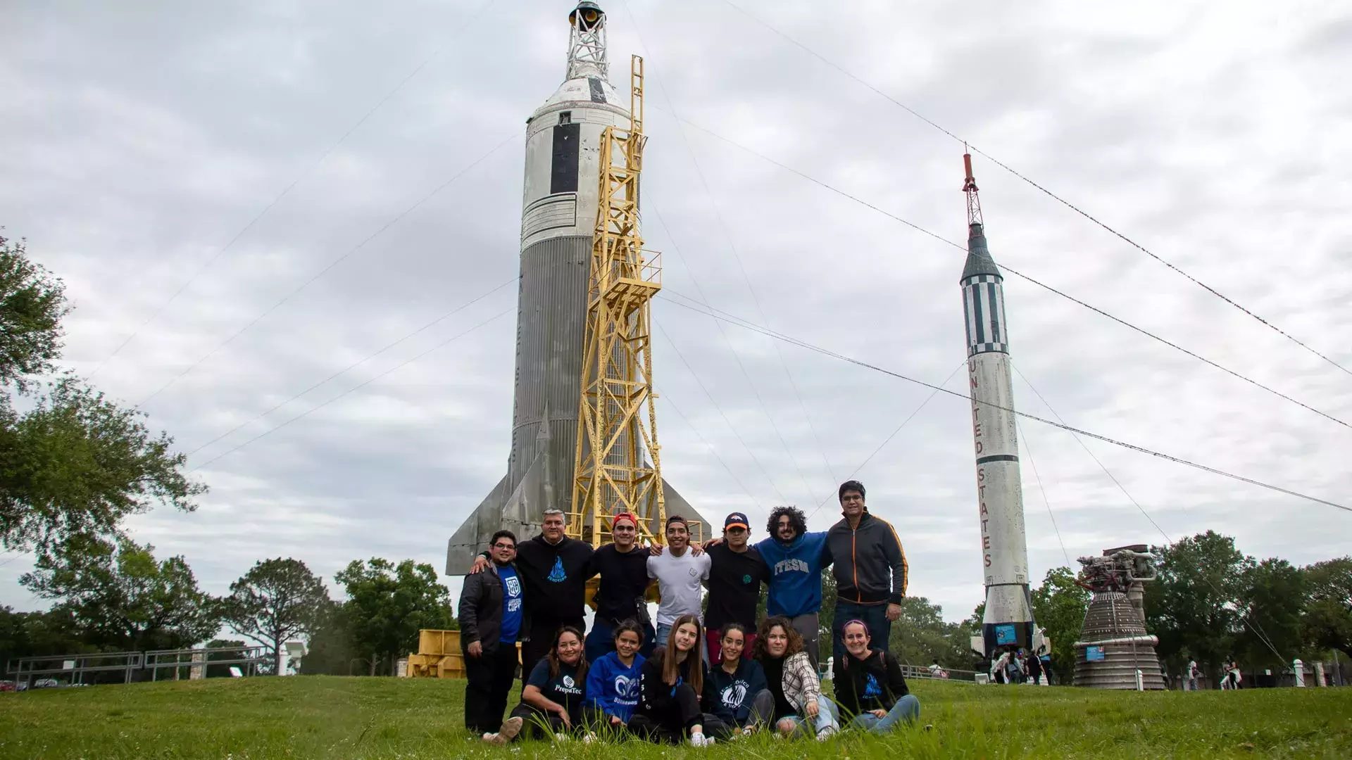 Alumnos de PrepaTec visitan museo de la NASA en Houston durante mundial de FIRST.