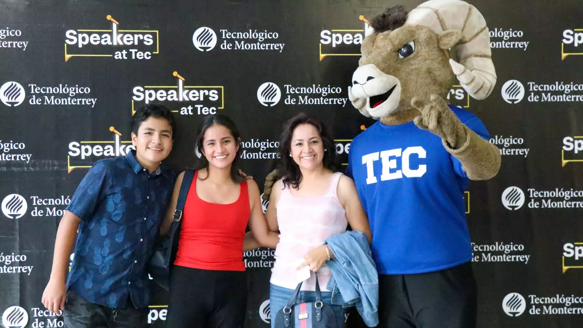 disfrutan de speakers at tec con teus