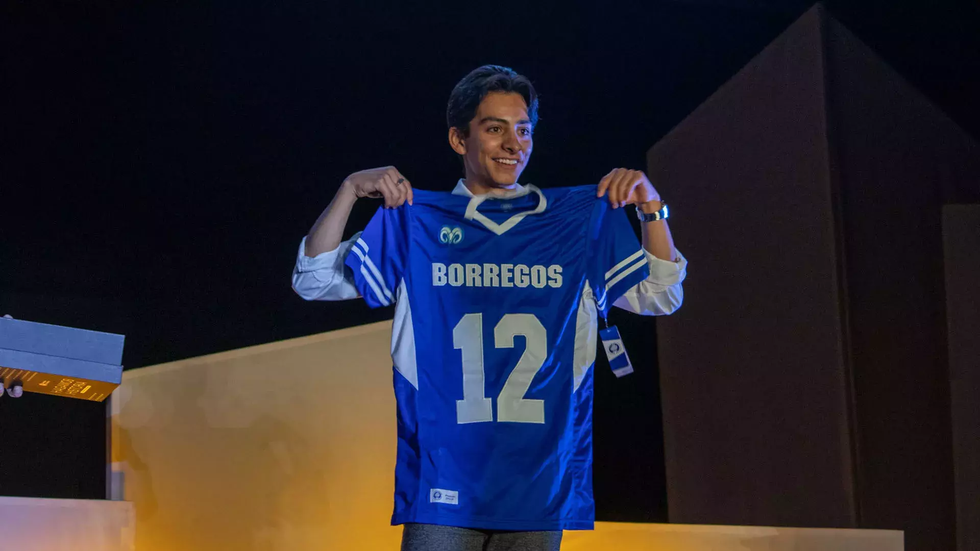 donovan carrillo con el jersey de borregos del Tec de Monterrey