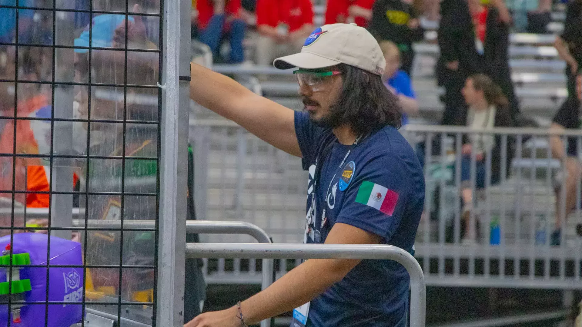 Estudiante de PrepaTec compitiendo en el mundial de FIRST.