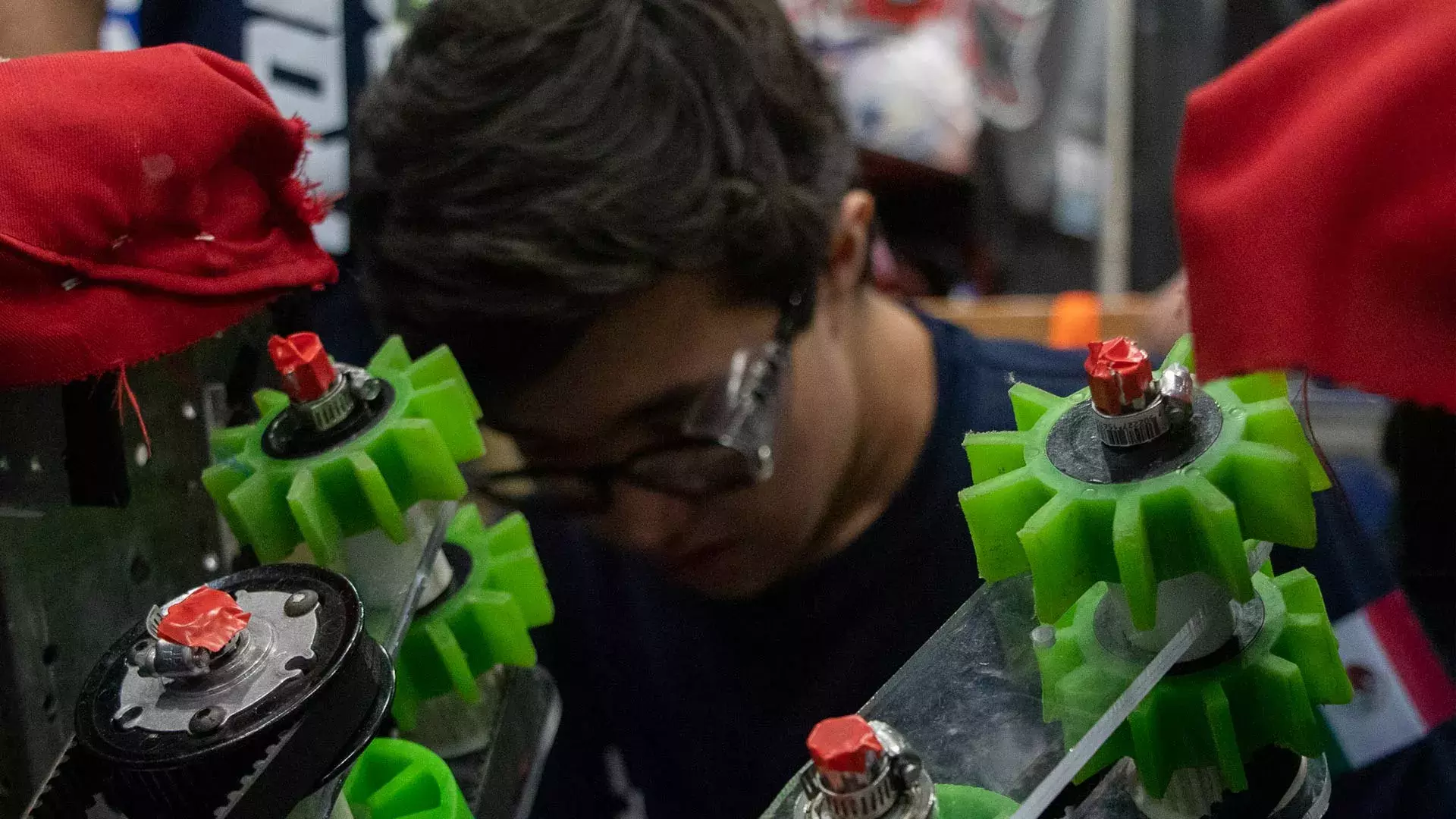 Estudiante de PrepaTec trabajando en su robot en el mundial de FIRST.