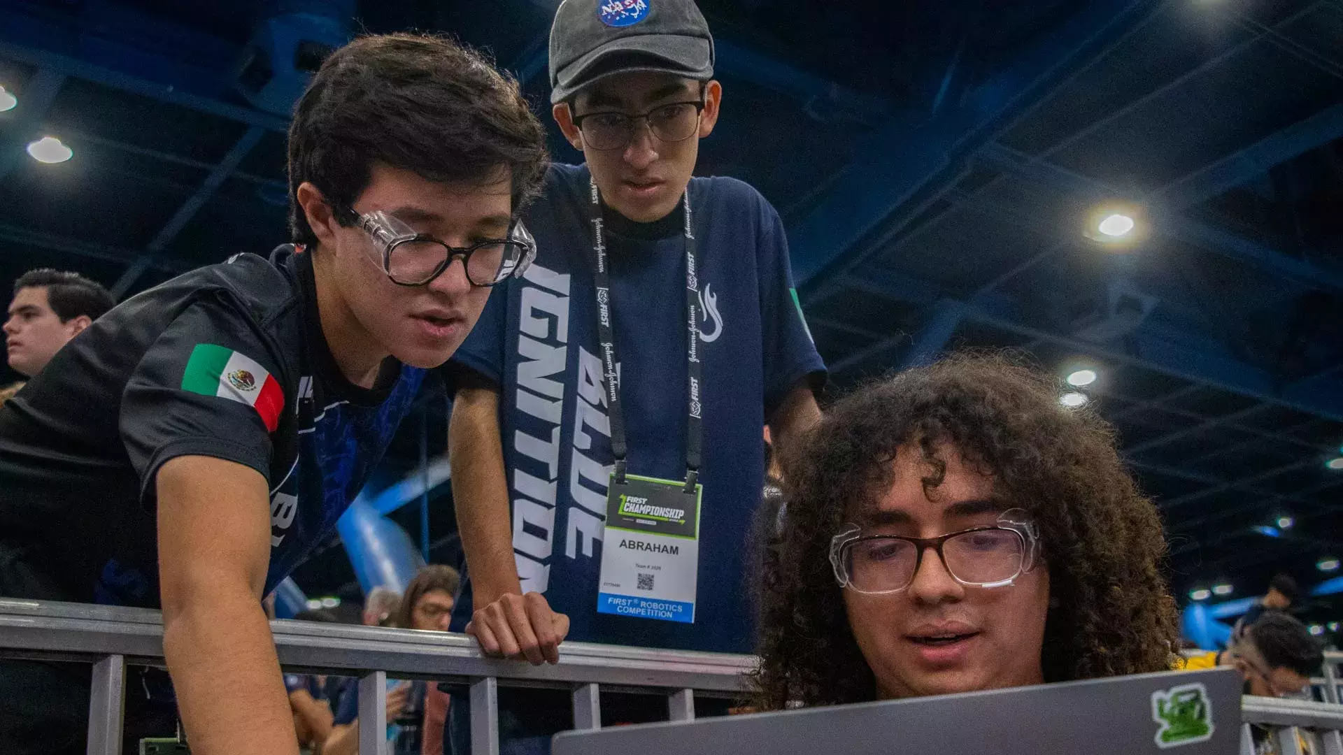 Estudiantes de PrepaTec en el mundial de FIRST trabajando en equipo.