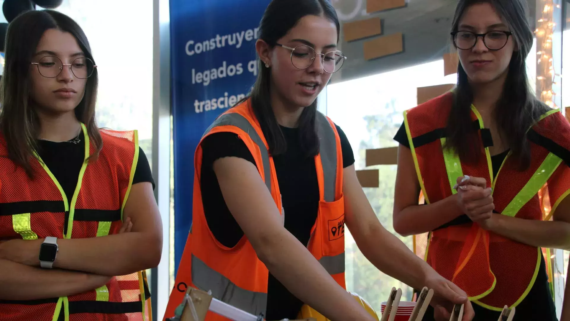 Estudiantes de PrepaTec Zacatecas viviendo la feria de ciencias