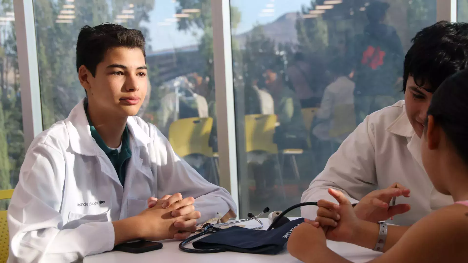 Estudiantes de PrepaTec Zacatecas viviendo la feria de ciencias