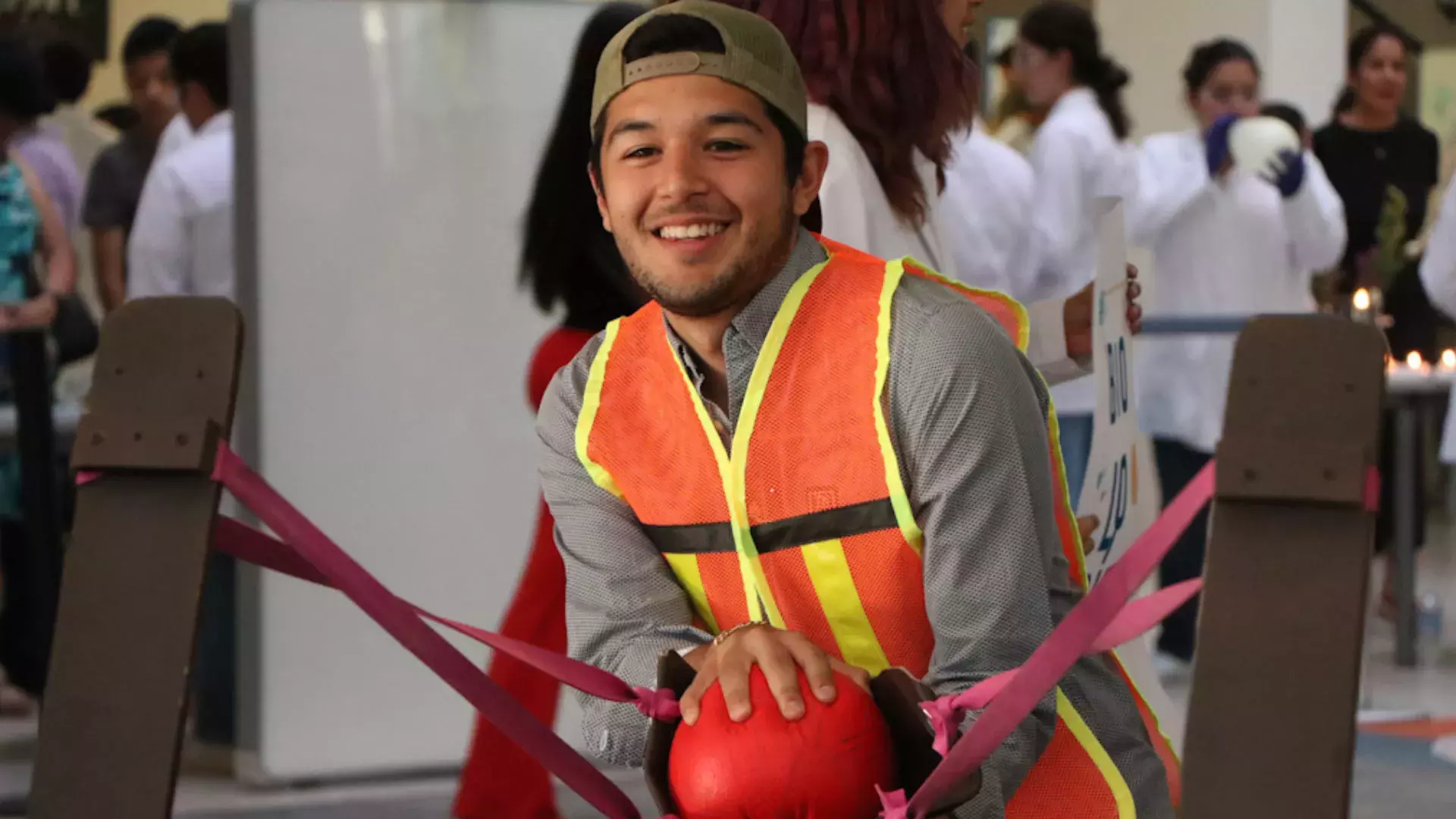 Estudiantes de PrepaTec Zacatecas viviendo la feria de ciencias