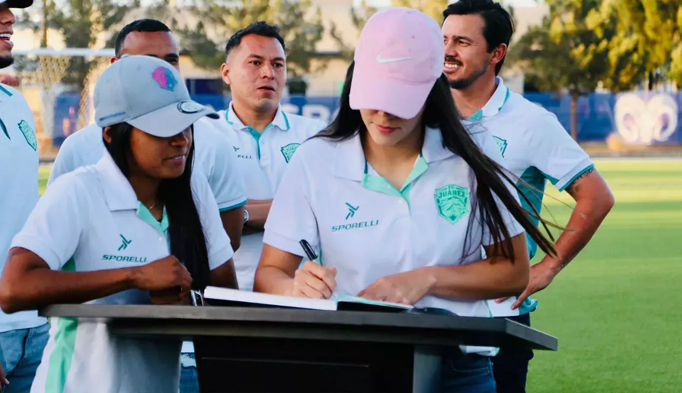 Firma de libro de visitas distinguidas del Tec campus Juárez 