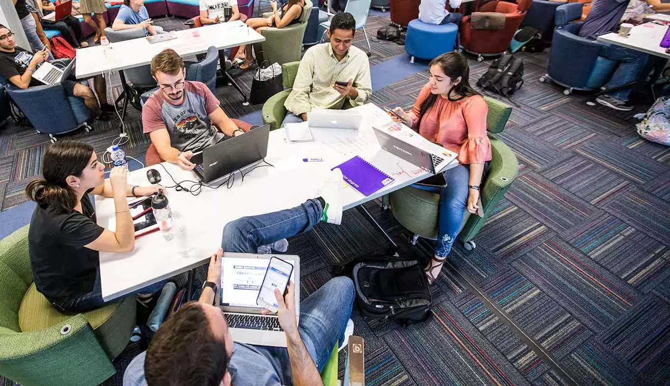 Alumnos y alumnas trabajando en el campus Monterrey