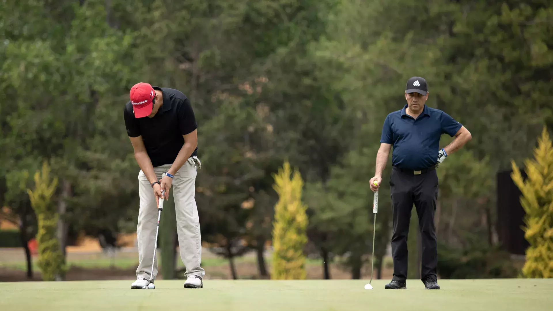 Dos golfistas en el green