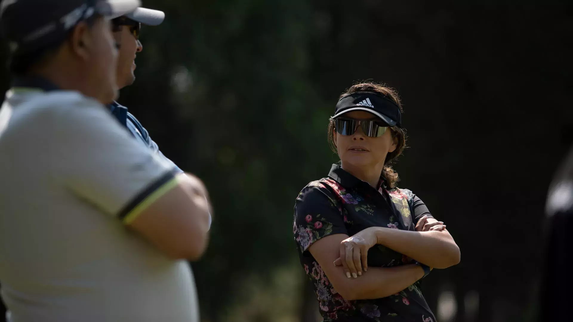 Golfista mujer viendo a golfista varón