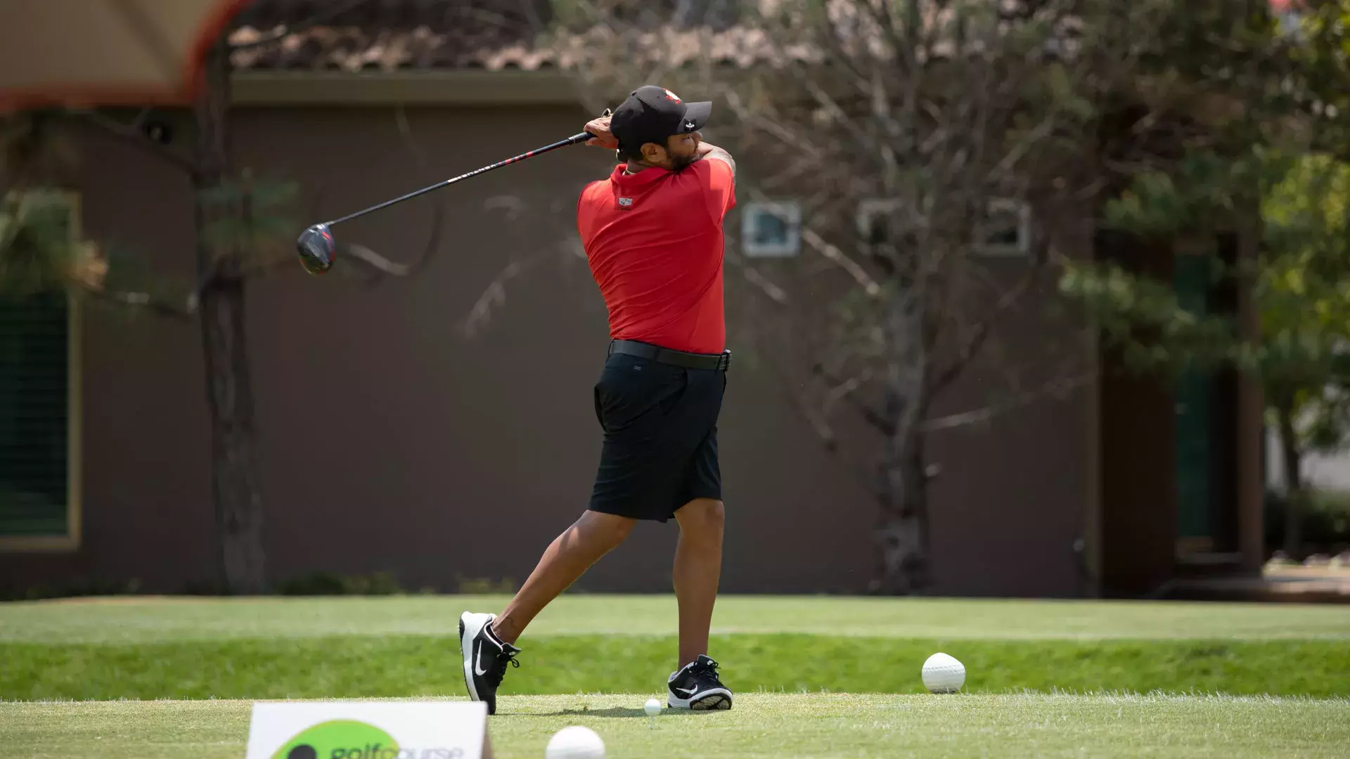 Golfista justo después de realizar un swing 