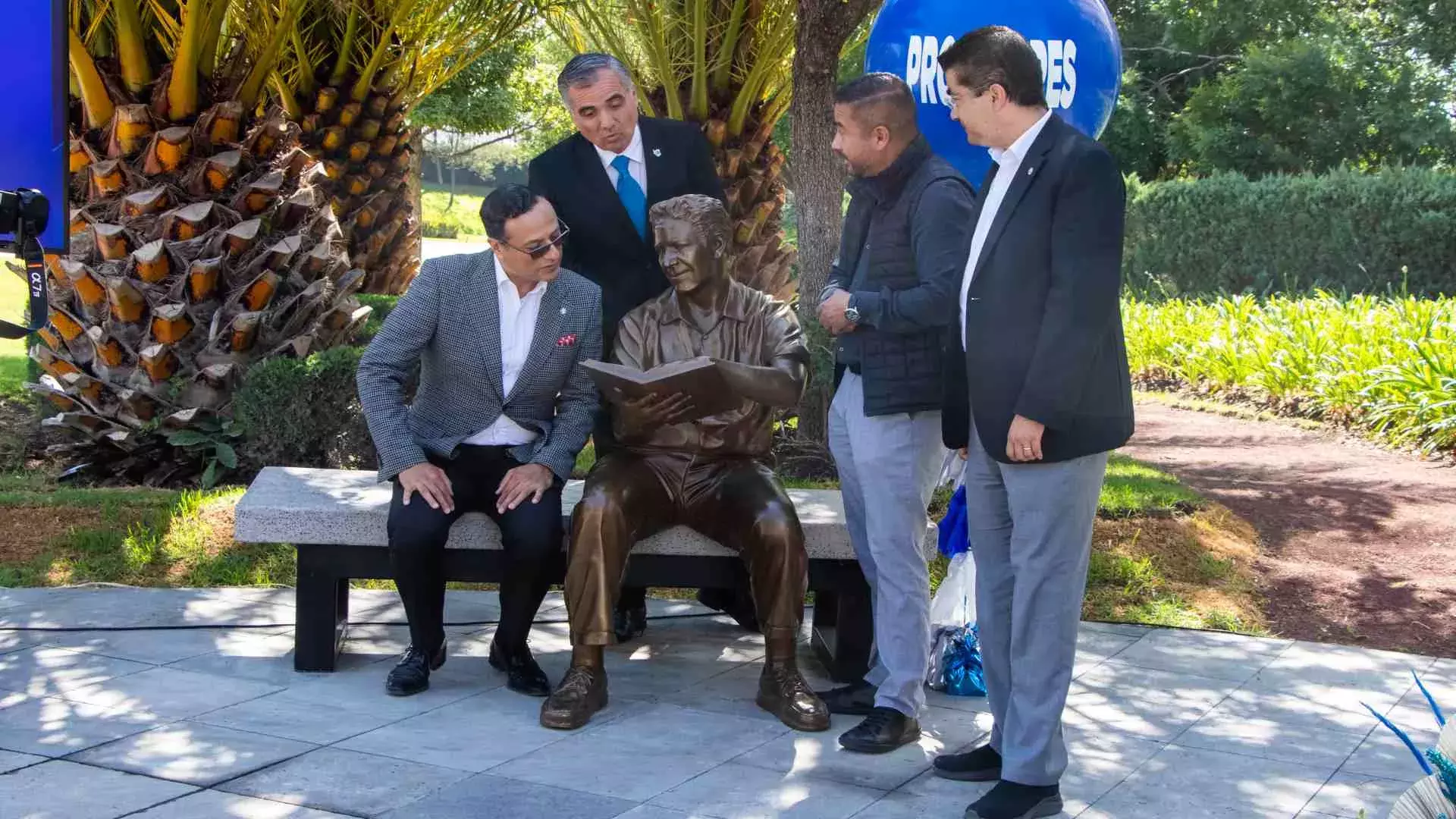 Las estatuas representan la labor en la enseñanza de las y los profesores.