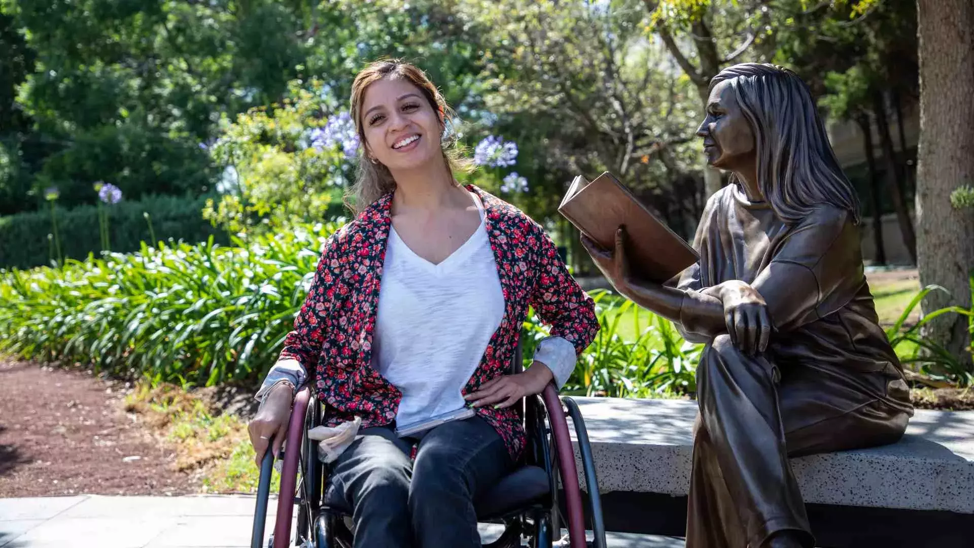 Las estatuas representan la labor en la enseñanza de las y los profesores.