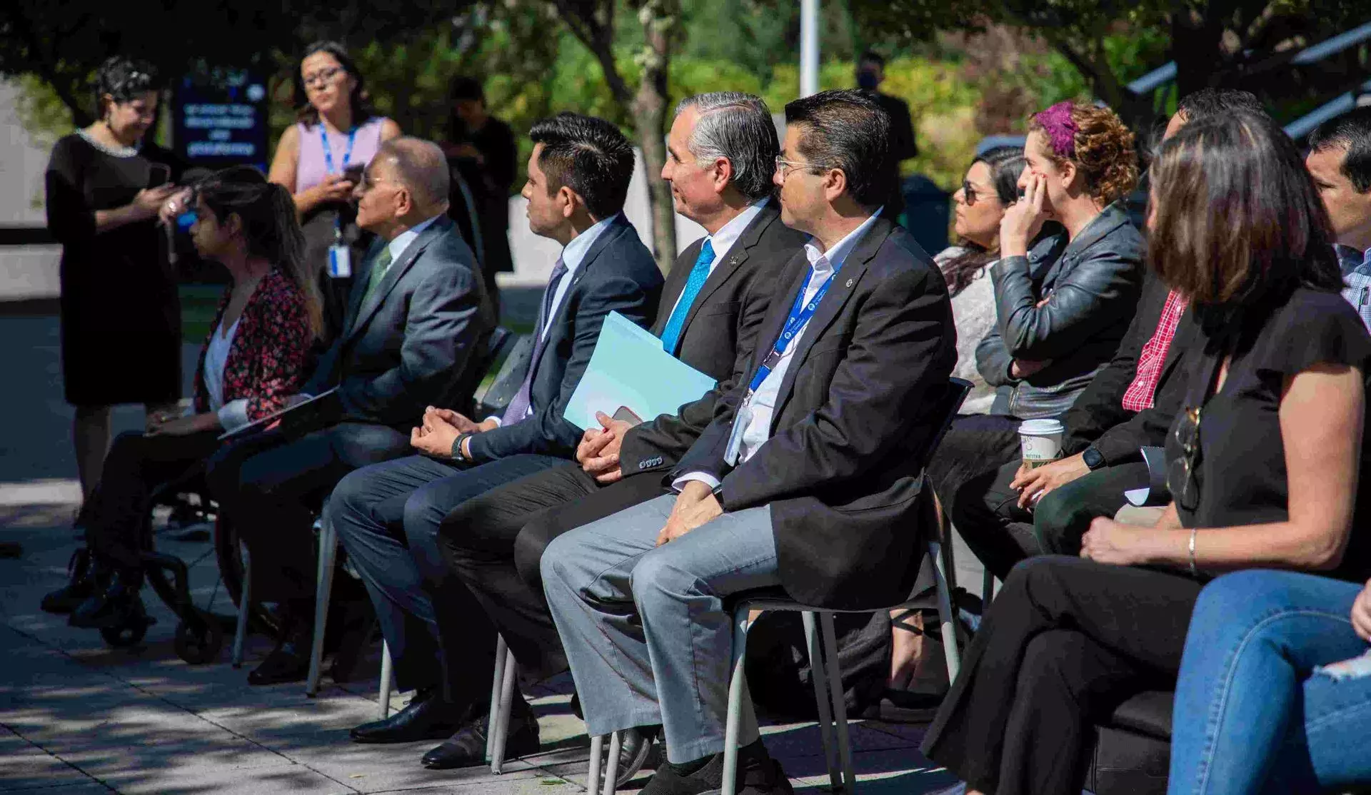 Las estatuas representan la labor en la enseñanza de las y los profesores.