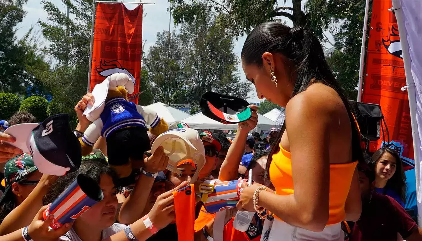 Denver Broncos presentan pick durante la sexta ronda del NFL Draft en Tec campus Santa Fe