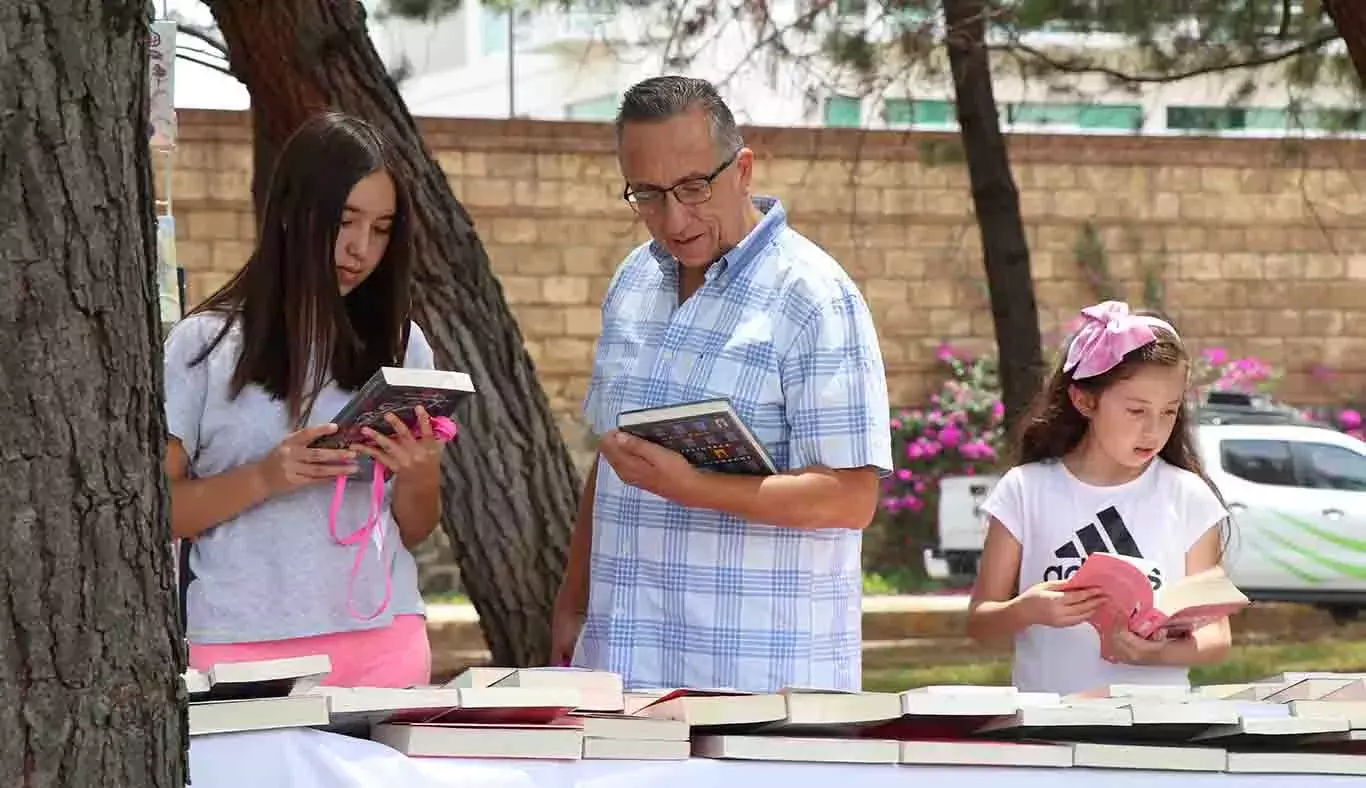 familia-leyendo-andadores