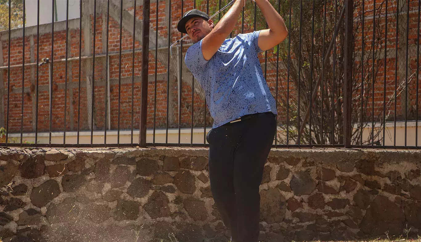 Golfista haciendo su tiro 