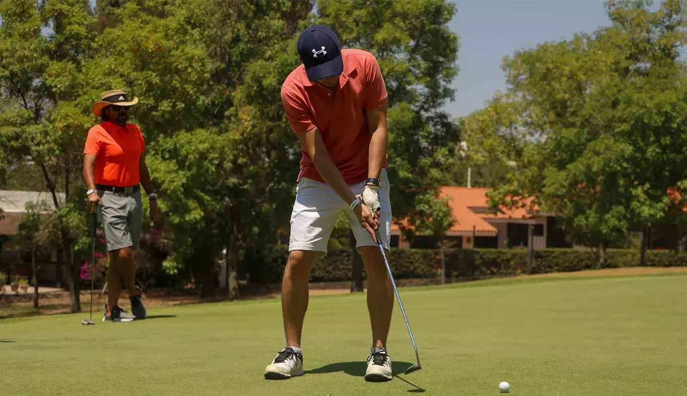 Golfista haciendo su tiro 