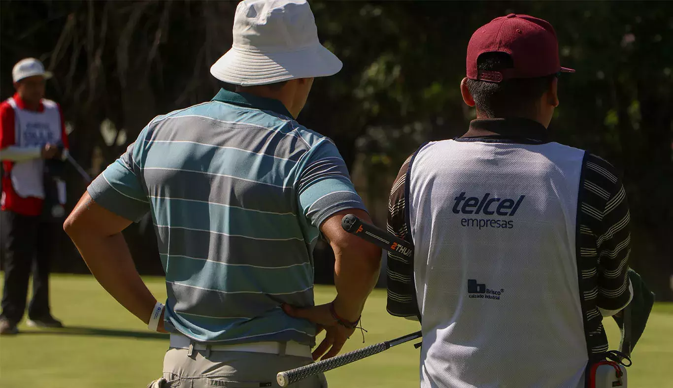 Golfista y staff posando 