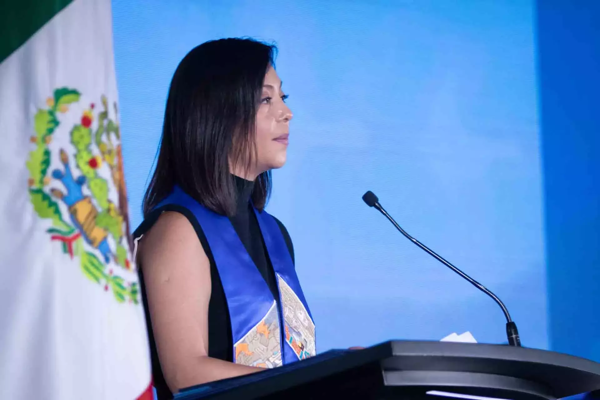 María de Lourdes Conde Zambrano dando discurso