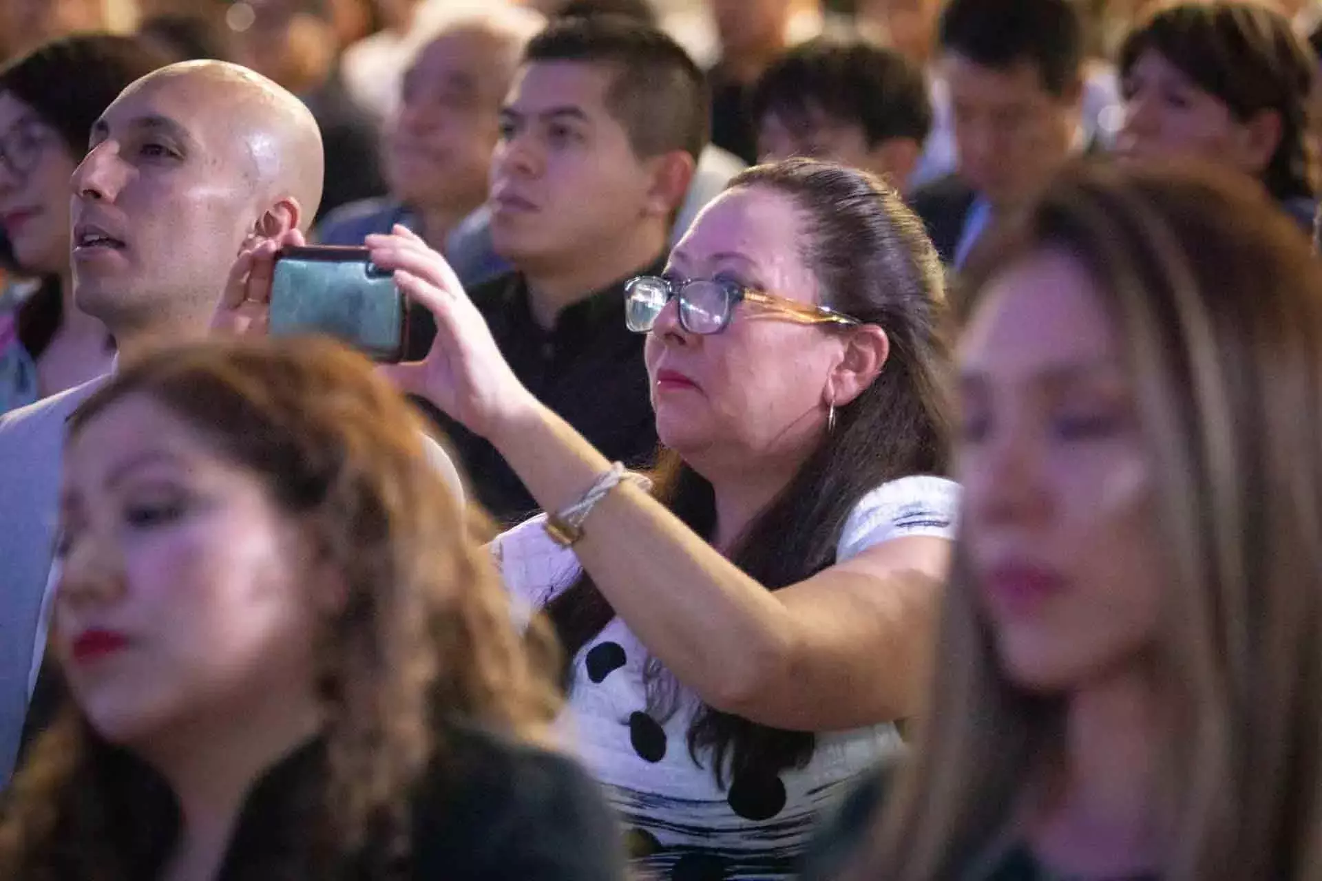 Madre de familia tomando foto