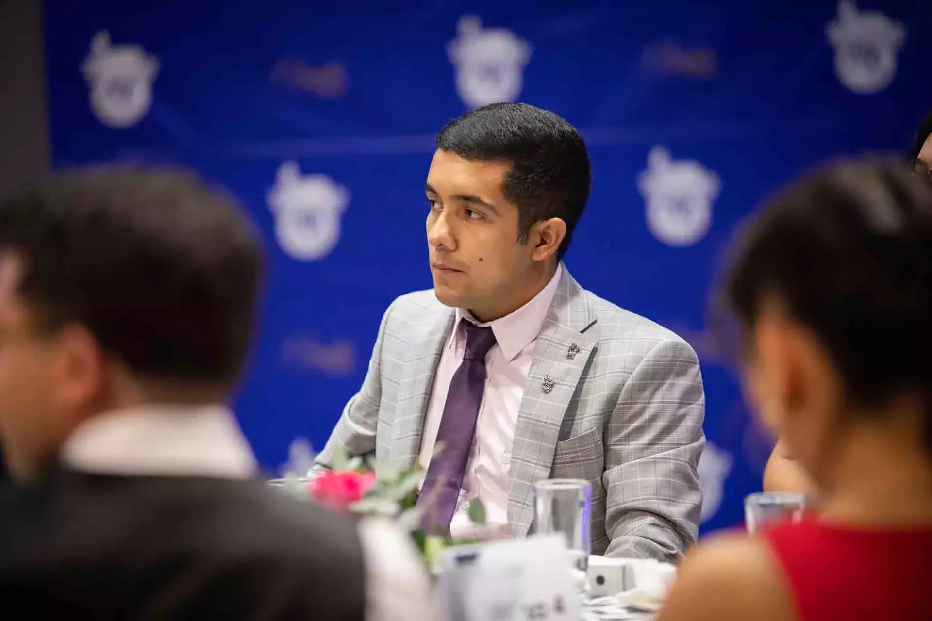 Estudiante sentado en mesa