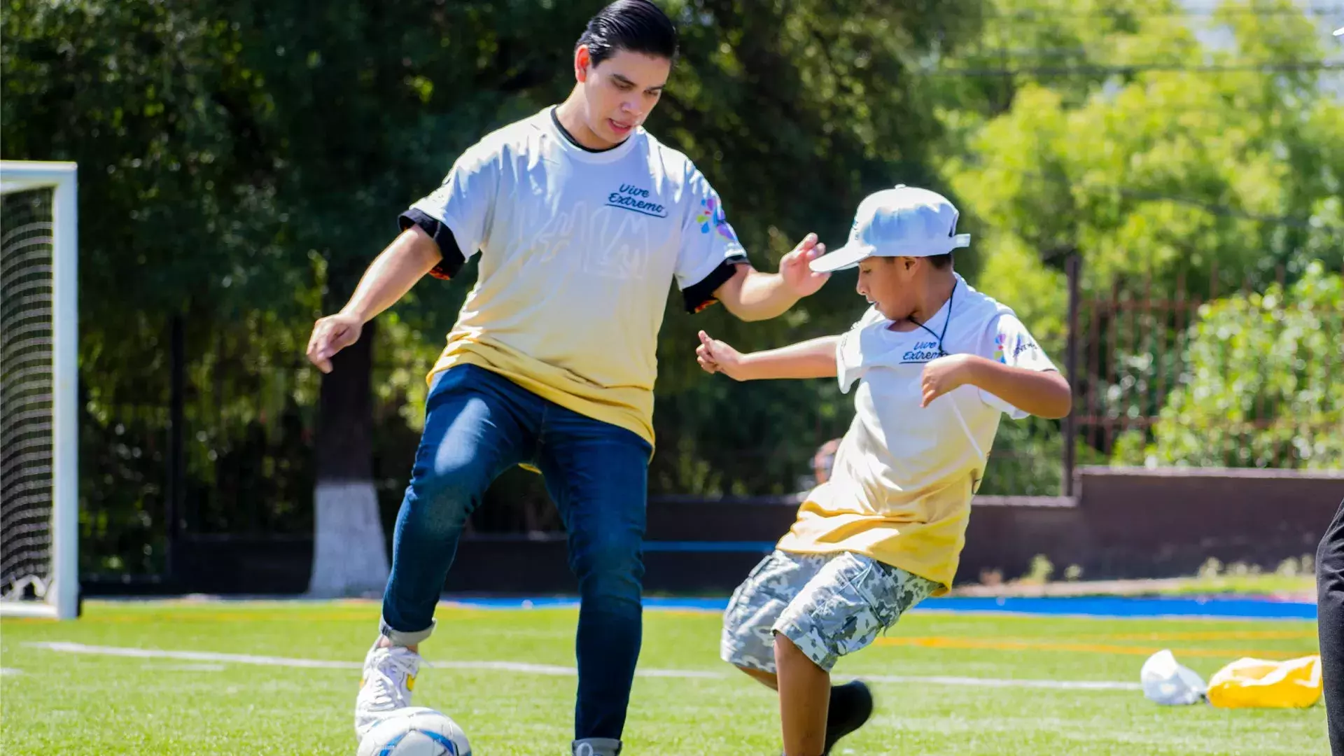 Alumnos jugando fútbol