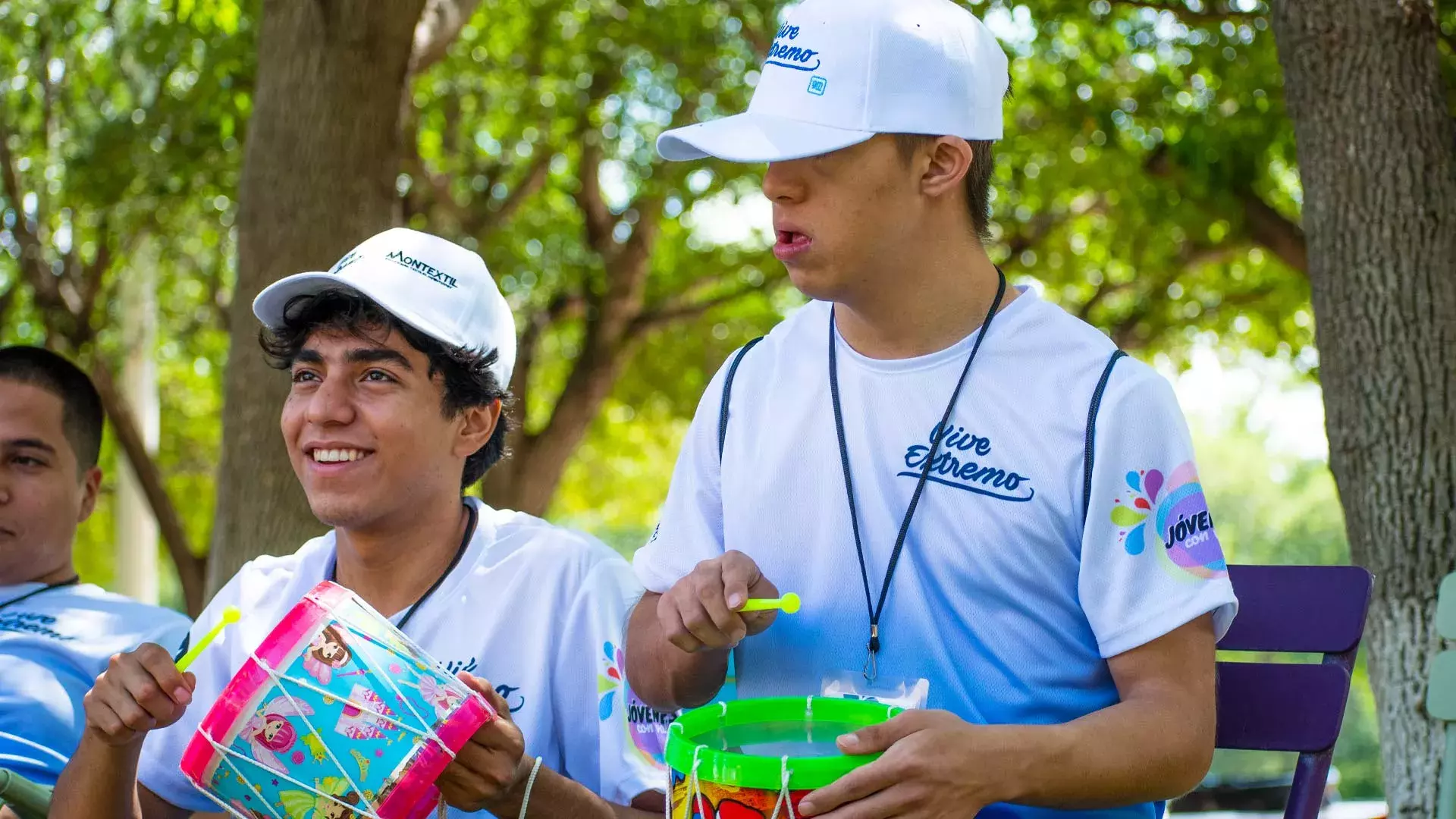 Niños tocando el tambor