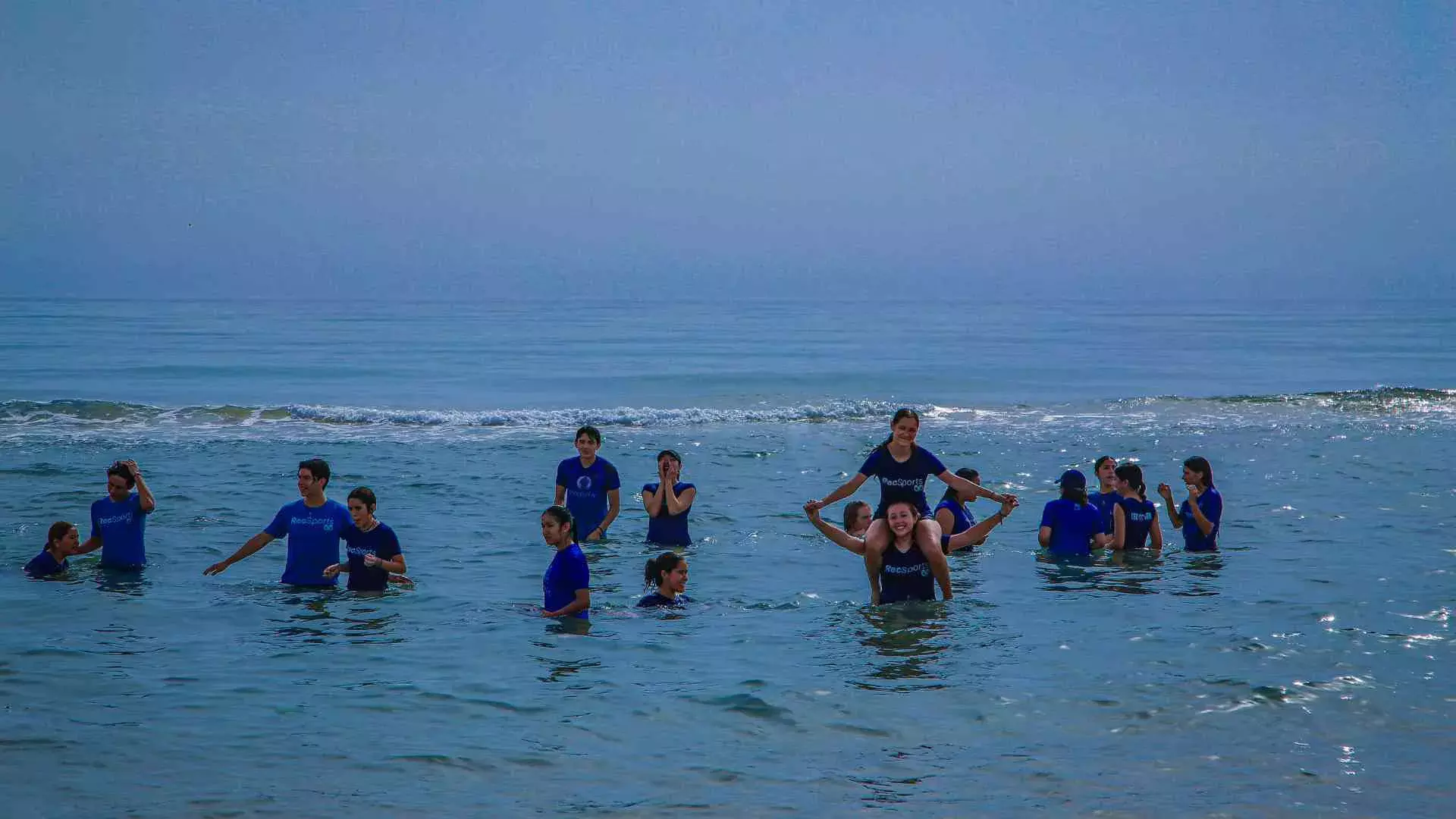 Alumnos en la orilla de la playa